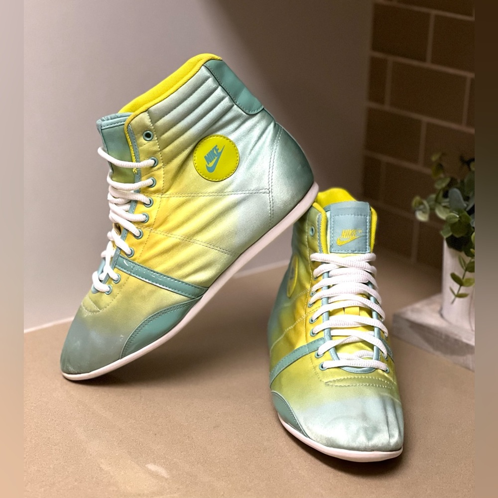 Nike RETRO Style Hijack Mid Women’s High Top Trainers Size US 7.5 RARE!!